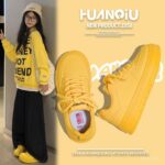 รองเท้าผ้าใบผู้หญิงสีเหลืองมะนาวเพิ่มความสูงสำหรับนักเรียน รองเท้าผ้าใบหนาใหม่ รองเท้าลำลองฤดูใบไม้ร่วง