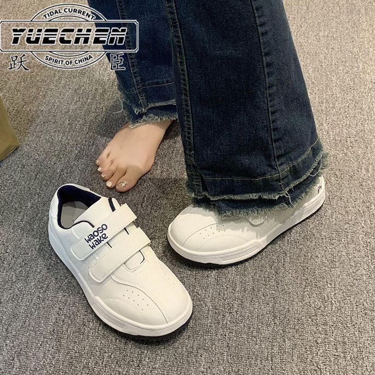 รองเท้าสีขาวสำหรับผู้หญิง 2023 ฤดูใบไม้ร่วงใหม่ Velcro รองเท้ากีฬาสไตล์อเมริกันย้อนยุคผู้หญิงลำลองแ