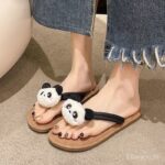แนะนำสิ่งดีๆรองเท้าแตะส้นแบนลายหมีแพนด้าน่ารักรองเท้าแตะชายหาดและรองเท้าแตะสำหรับผู้หญิงใส่ด้านนอก2025พื้นนิ่มแบบใหม่กับกระโปรง