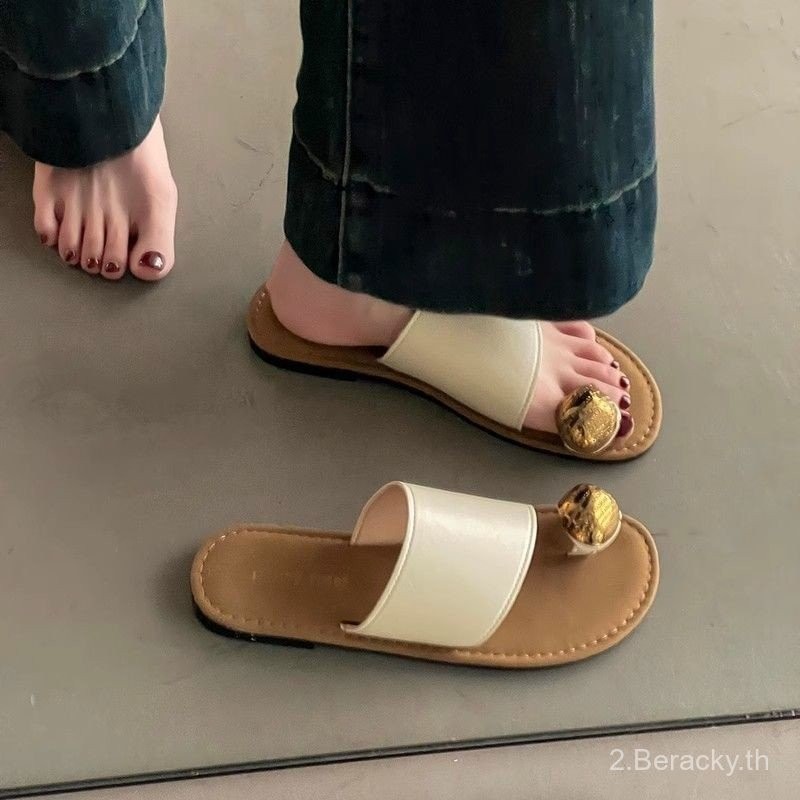 รายการที่ดีที่แนะนำ รองเท้าแตะชายหาดแบนสไตล์ฝรั่งเศสสำหรับผู้หญิง แฟชั่นฤดูร้อนกลางแจ้ง 2025 สไตล์ใหม่พร้อมชุดเดรส แหวนโลหะที่นิ้วเท้า