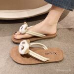 แนะนำสิ่งดีๆรองเท้าแตะส้นแบนลายหมีแพนด้าน่ารักรองเท้าแตะชายหาดและรองเท้าแตะสำหรับผู้หญิงใส่ด้านนอก2025พื้นนิ่มแบบใหม่กับกระโปรง