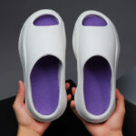 ผู้ชายผู้หญิงสีทึบรองเท้าแตะ ปอก นิ้วเท้า ในร่มไม่ลื่นกันน้าห้องน้า อาบน้า อ่อนนุ่ม เพียงผู้เดียว รองเท้าด้านล่างหนาสไตล์เรียบง่าย ส57เป็น5