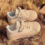 รองเท้าแฟชั่นที่มีพื้นผิวโดดเด่น สวมใส่โดยชาวฟิลิปปินส์ ผู้นำเทรนด์ แสดงถึงรสนิยมที่ไม่ธรรมดา