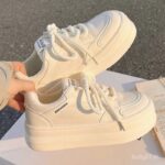 รองเท้าแฟชั่นที่มีพื้นผิวโดดเด่น สวมใส่โดยชาวฟิลิปปินส์ ผู้นำเทรนด์ แสดงถึงรสนิยมที่ไม่ธรรมดา