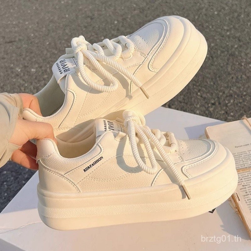 รองเท้าแฟชั่นที่มีพื้นผิวโดดเด่น สวมใส่โดยชาวฟิลิปปินส์ ผู้นำเทรนด์ แสดงถึงรสนิยมที่ไม่ธรรมดา