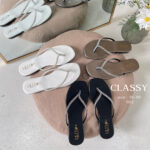 ขายดี Sharisa Shoes รุ่น CLASSY 005 รองเท้าแตะหูหนีบสายเพชร พื้นนิ่ม ส้นแบน เส้นเพชรเกรดดี ไม่บาดเท้า