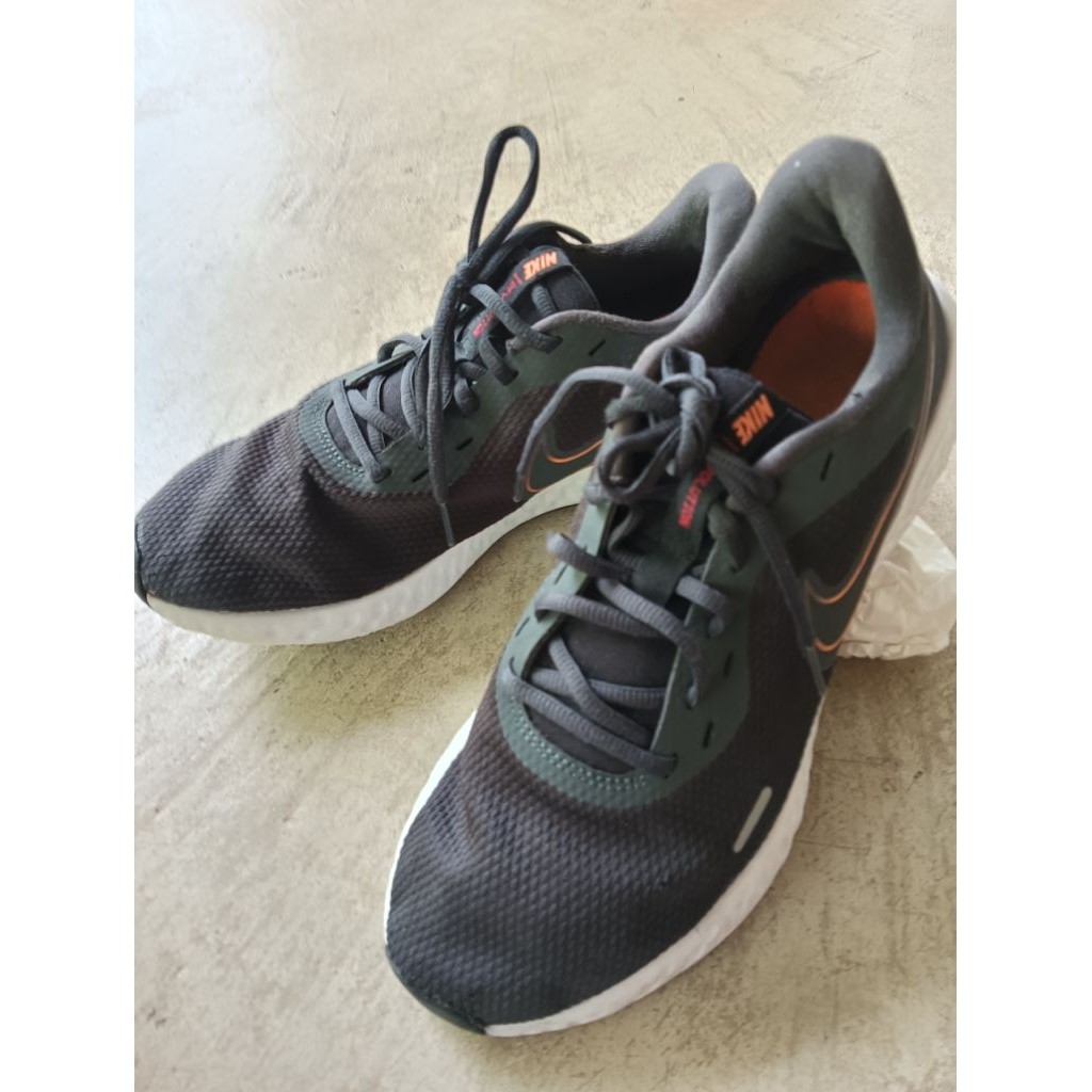 รองเท้าสีดำมือสอง ขนาด 425 ยาว 27 เซน พื้นหายไปนิดหน่อย งานสวยมาก