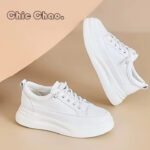 จัดส่งทันที รองเท้าสีขาวสำหรับผู้หญิง รองเท้าผ้าใบพื้นนุ่มลำลองสำหรับนักเรียนสไตล์เกาหลี สูงขึ้น 5 ซม