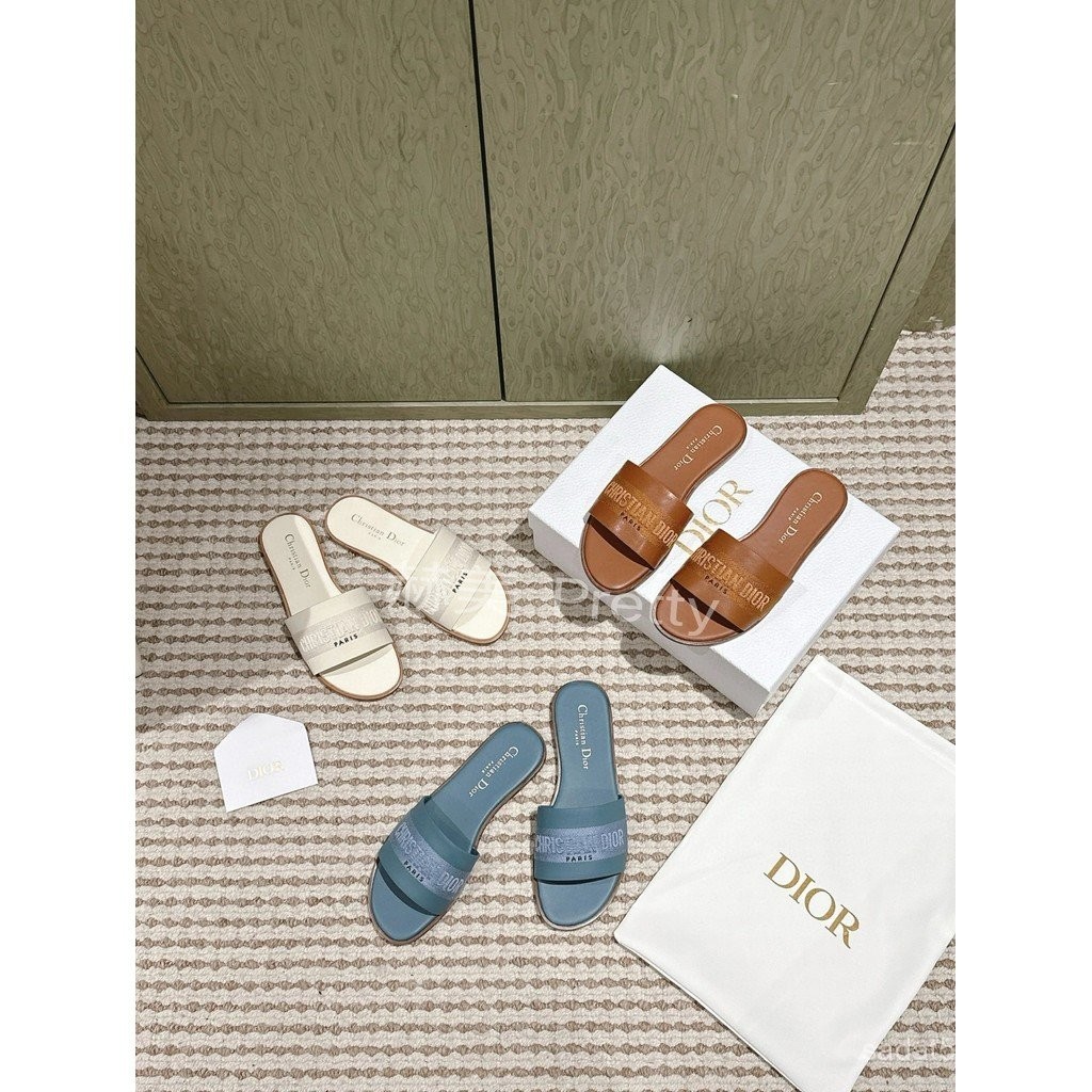 รองเท้าแตะ Dior CD Home แบบ Retro Classic ผลิตจากผ้าฝ้ายนุ่มสบาย ออกแบบส้นหนาเพื่อยกระดับทรงตัวและเสริมสร้างความสวยงามให้กับคู่เท้าของคุณ