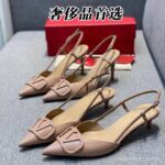 รองเท้าส้นสูง Valentino แบบ laceup pointed toe สไตล์หนังกลับสิทธิบัตร มีVlogo buckle detailสำหรับการเลือกที่หรูหรา