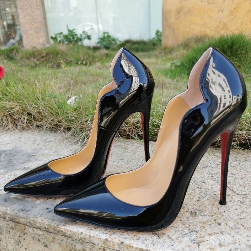 รองเท้าส้นสูงสีแดง แบบ Stiletto ส้นสูง 12 ซม ออกแบบชี้Toe ขอบปากรองเท้าลายV เซ็กซี่และทันสมัย