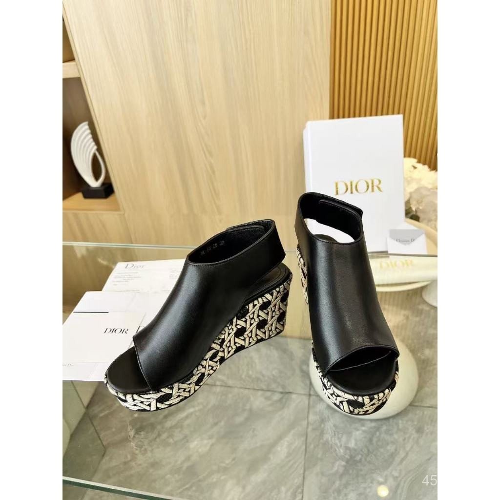 รองเท้าแตะ DIOR ซีซั่น ออกแบบใหม่ มีพื้นหนากว่าและทรงปากปลา