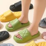 ลดราคา รองเท้าแตะพื้นหนา ใส่สบาย น้ำหนักเบา นุ่มพิเศษ สำหรับผู้หญิง รองเท้าแตะใส่ในบ้าน รองเท้าแตะคู่ในห้องน้ำ สวมใส่สบาย JadeHarmony