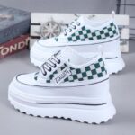 กระแส รองเท้าสีขาวขนาดเล็กรองเท้าผ้าใบระบายอากาศสบายสไตล์ใหม่เลื่อม