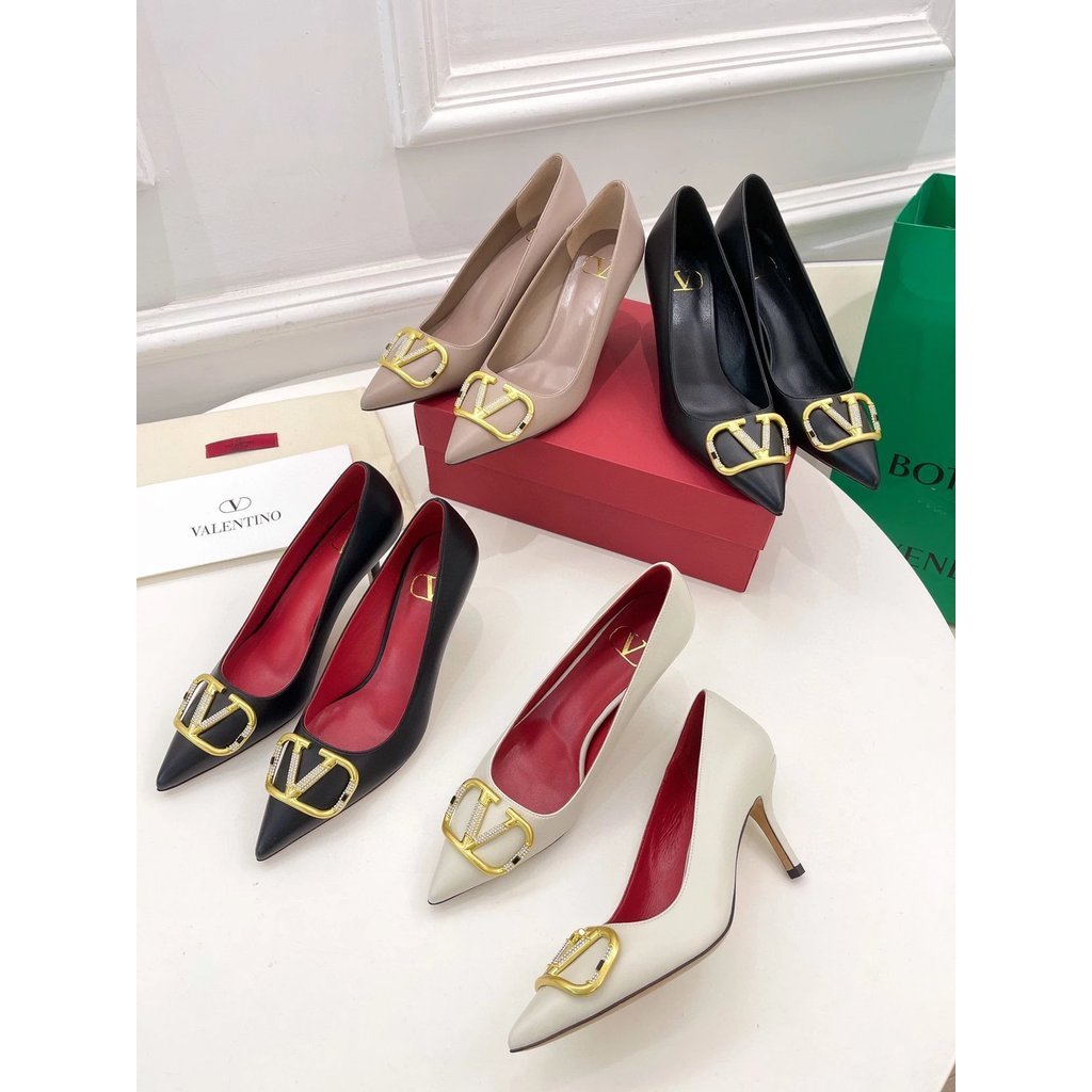 รองเท้าส้นสูงขนาดใหญ่ กะทัดรัดดีไซน์หนังวัวพร้อมตัวล๊อกเพชร