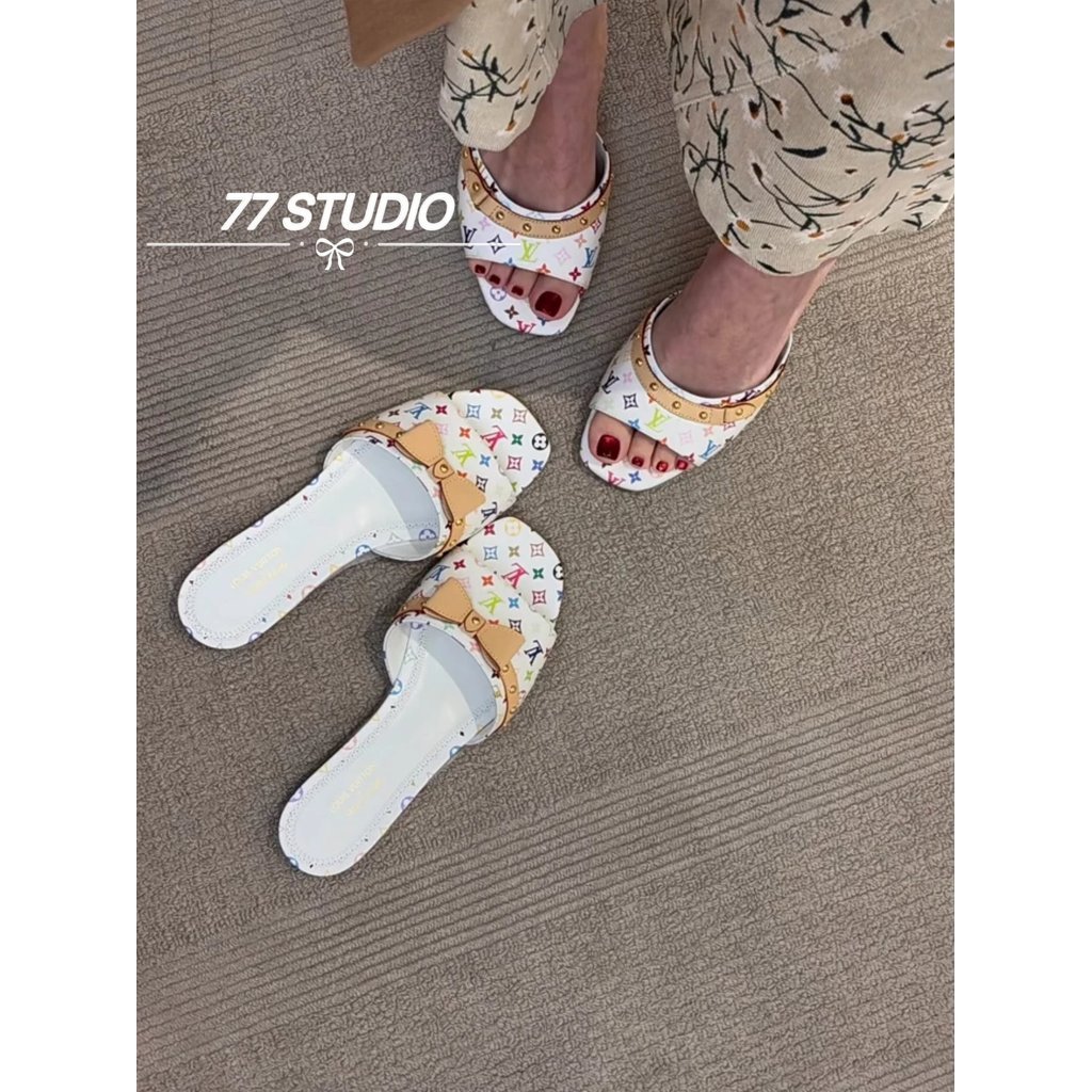 รองเท้าแตะส้นสูงลูกแมวสำหรับผู้หญิง ซีรีย์สีสามโทน ลายพิเศษจาก Takashi Murakami แบบใหม่สำหรับฤดูร้อน