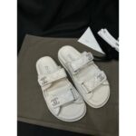 รองเท้าแตะชายหาดสำหรับสุภาพสตรี แบบสวมสบาย พร้อมเทรนด์แฟชั่นใหม่