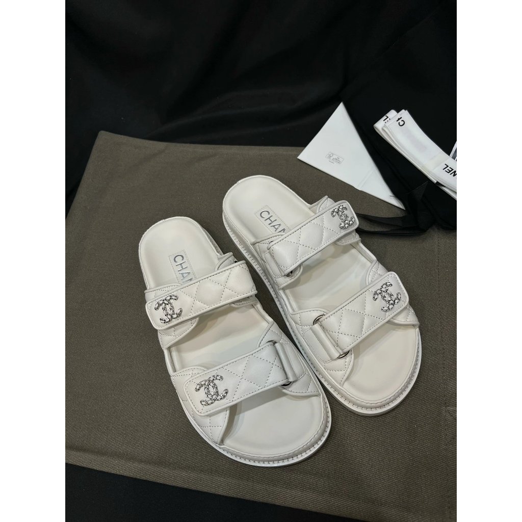 รองเท้าแตะชายหาดสำหรับสุภาพสตรี แบบสวมสบาย พร้อมเทรนด์แฟชั่นใหม่