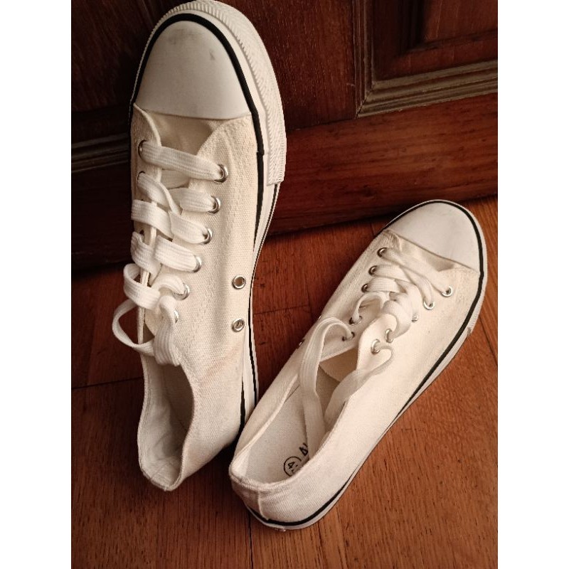 รองเท้าผ้าใบ คลาสสิก ไม่มีวันล้าสมัย