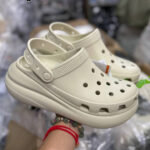 ลคราคาสูงสุด รองเท้าส้นสูง 28นิ้ว สวมหัวโตผู้หญิง Classic Crush Cog นิ่มใส่สบาย พร้อมส่งในไทย